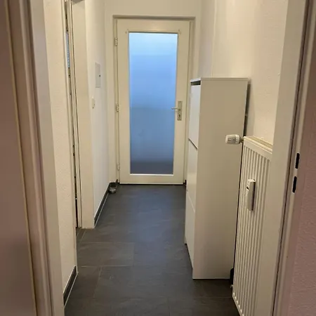 Opladen, 4 Gaeste, Parkplatz, Wlan